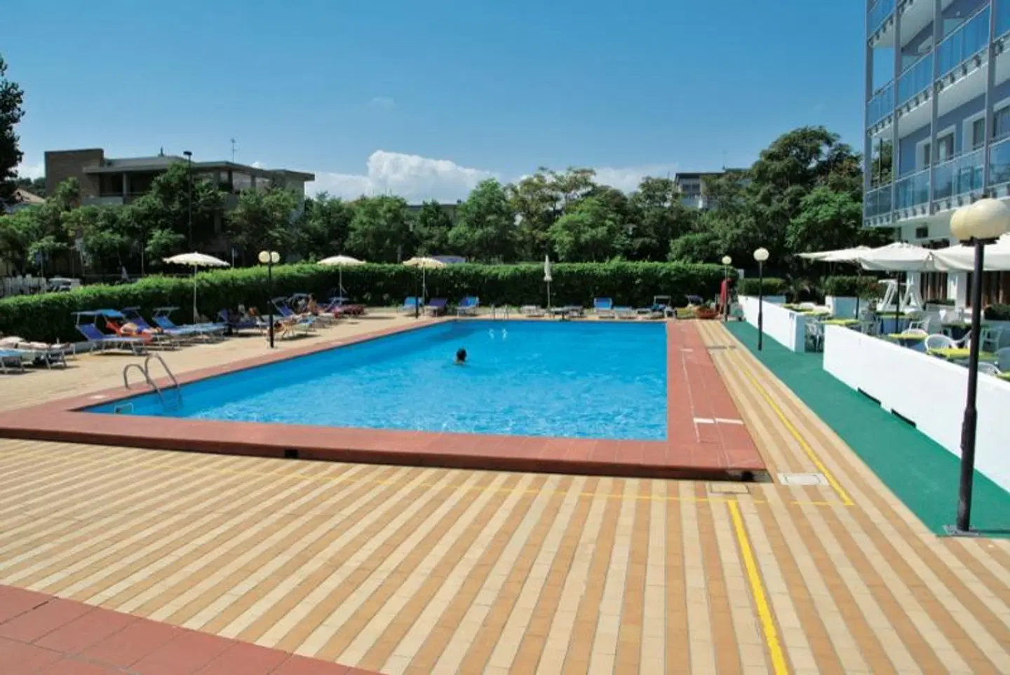 Majestic OUTDOOR_POOL