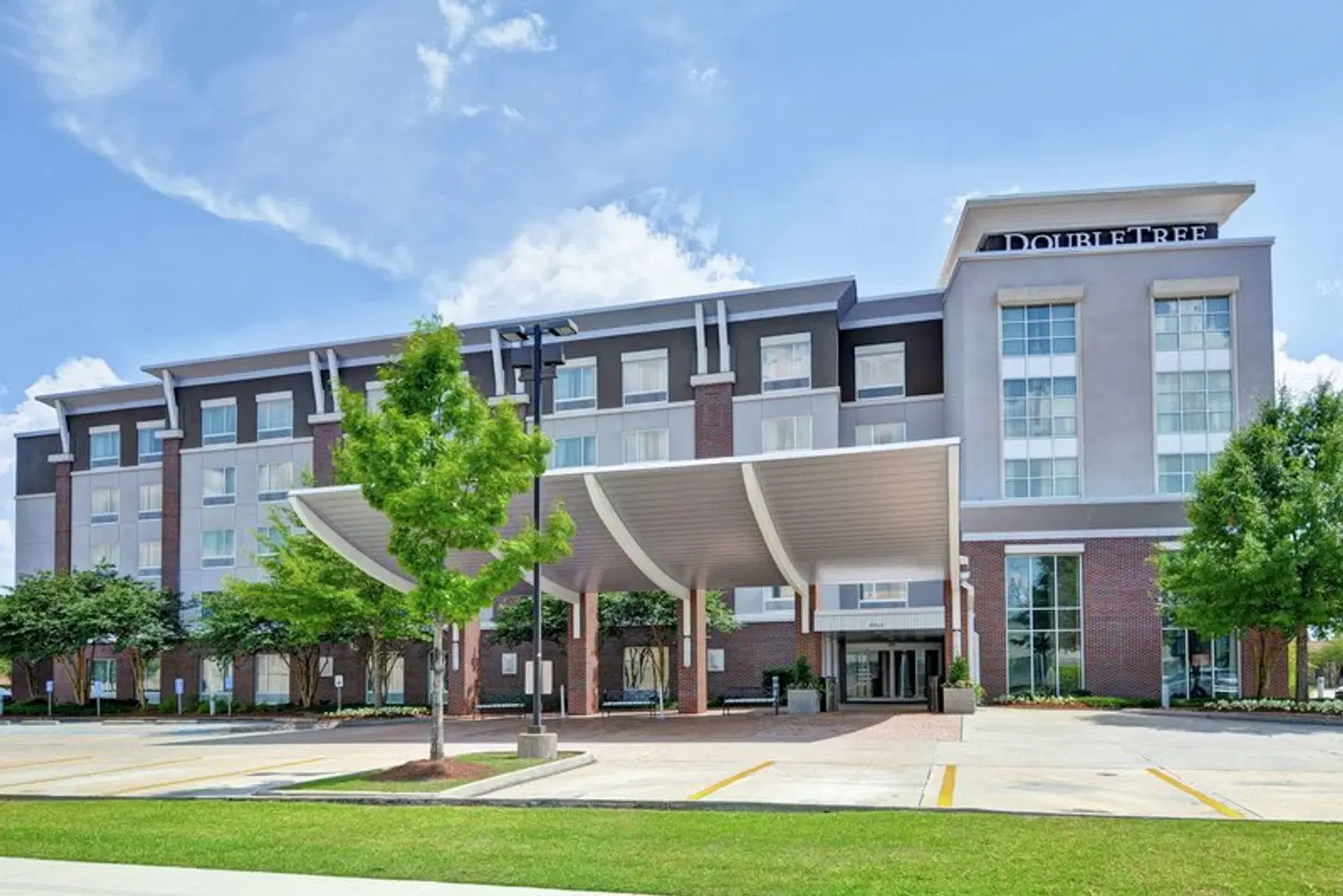DoubleTree by Hilton Baton Rouge EXTERIOR
