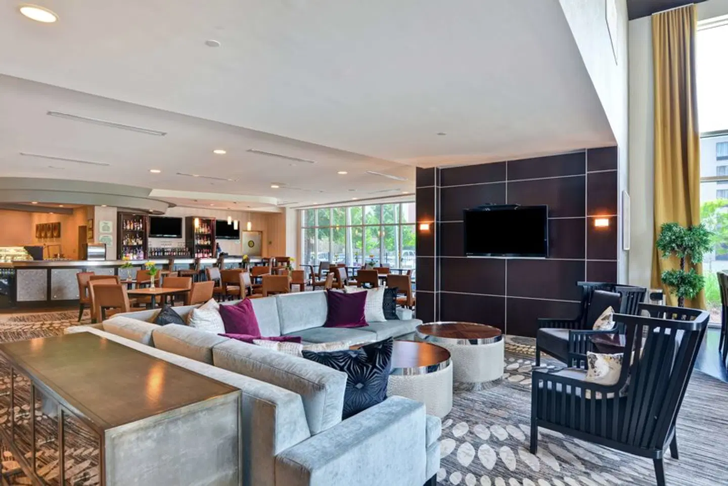 DoubleTree by Hilton Baton Rouge Bar