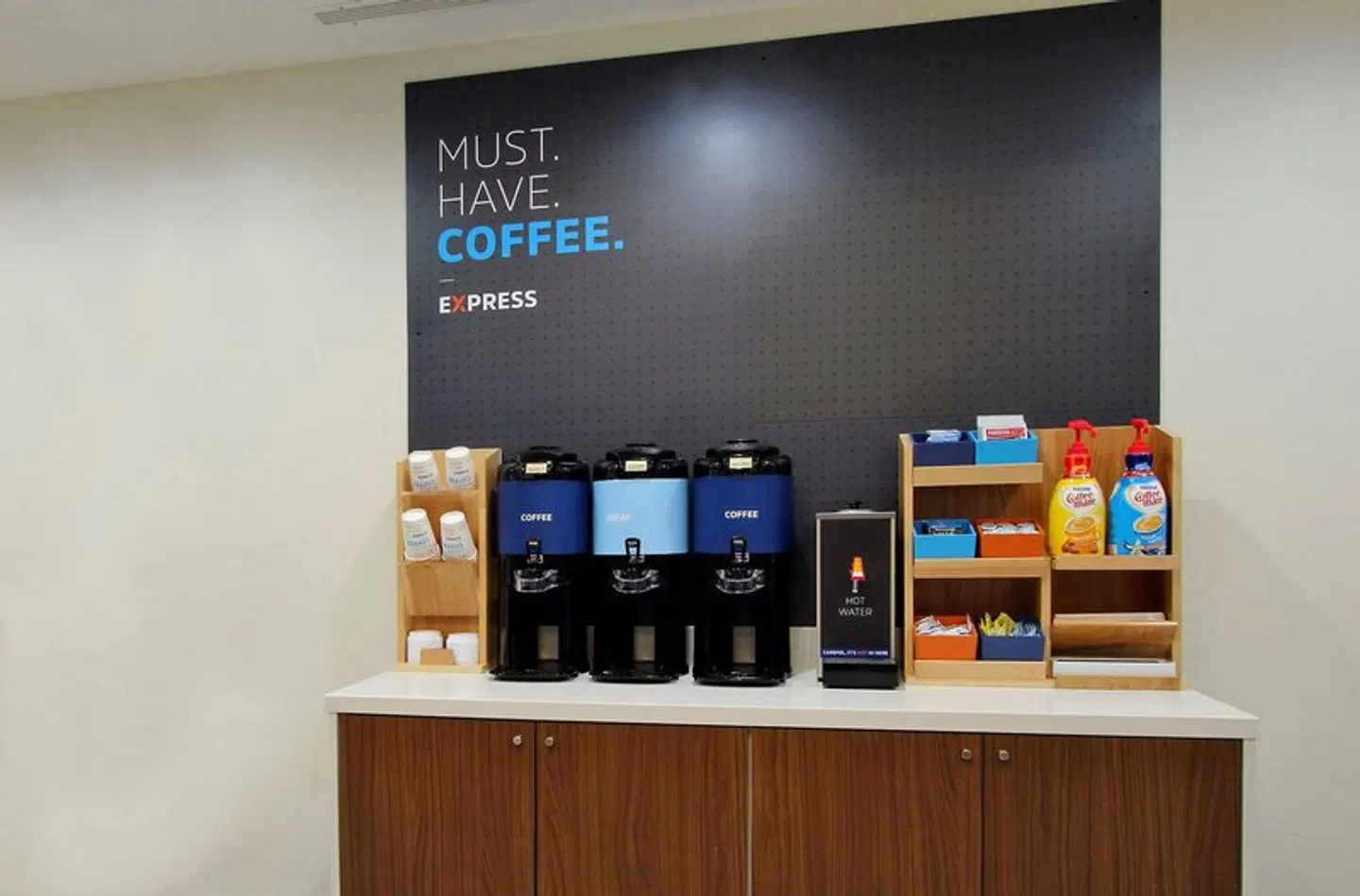 Holiday Inn Express & Suites Charlotte- Arrowood by IHG LOUNGE_LOBBY