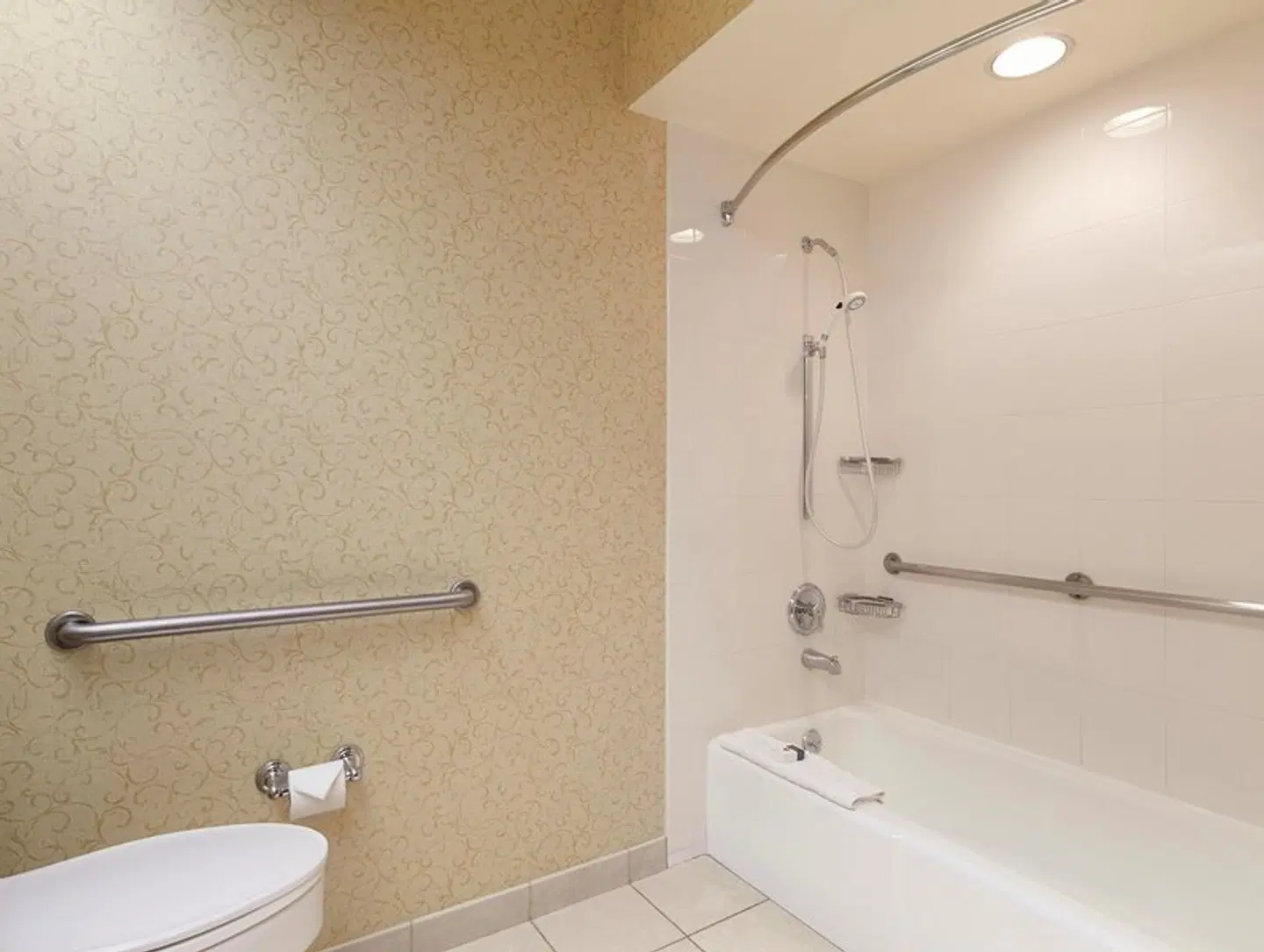 DoubleTree by Hilton Ontario Airport Badezimmer