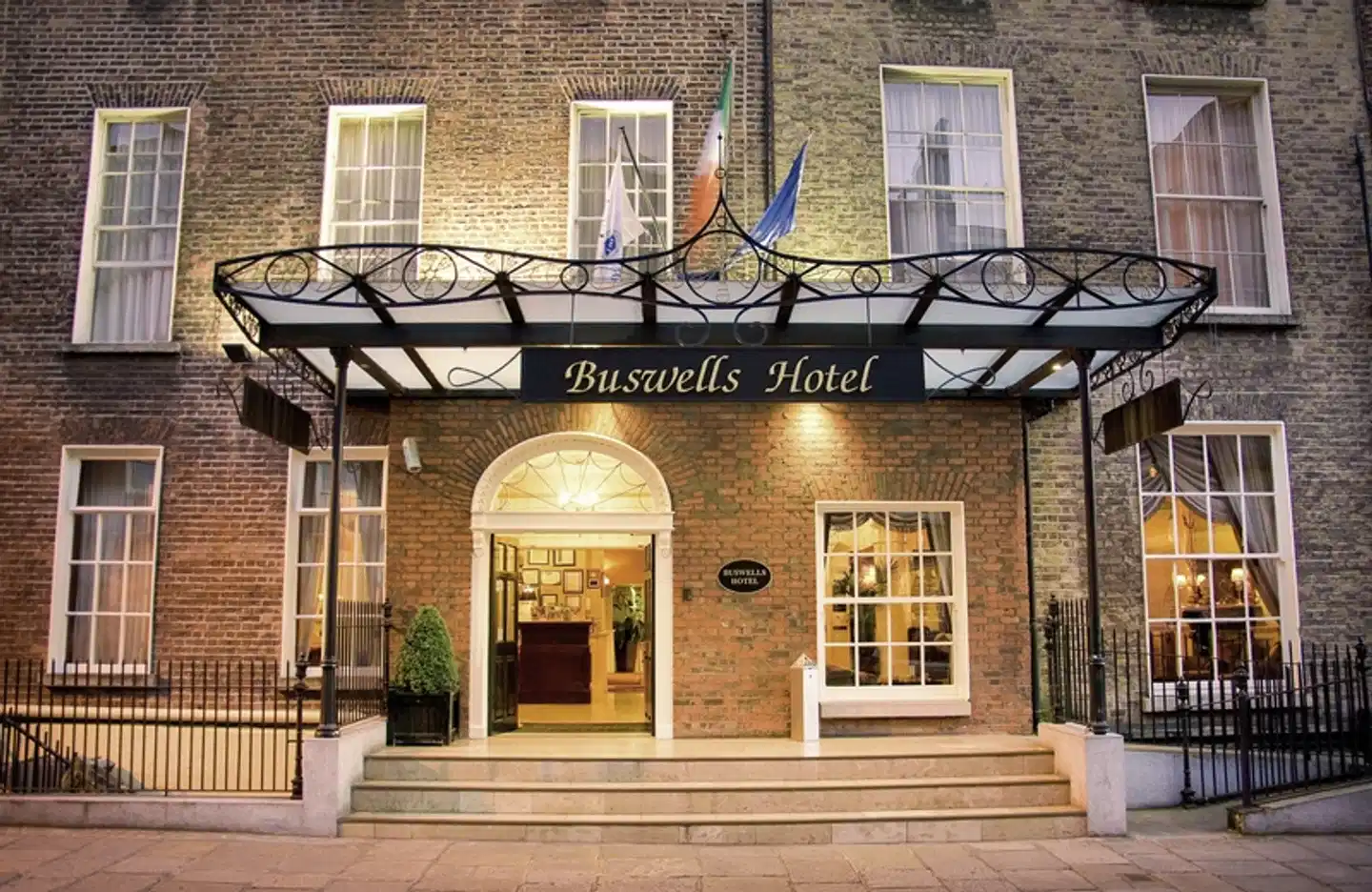 Buswells Hotel Aussenansicht