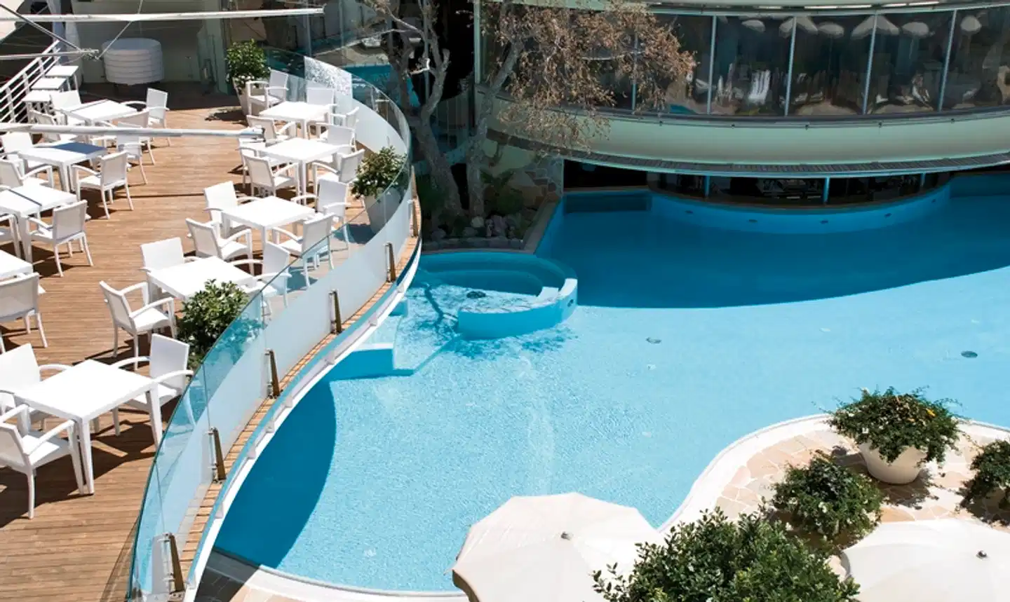 Premier & Suites Pool