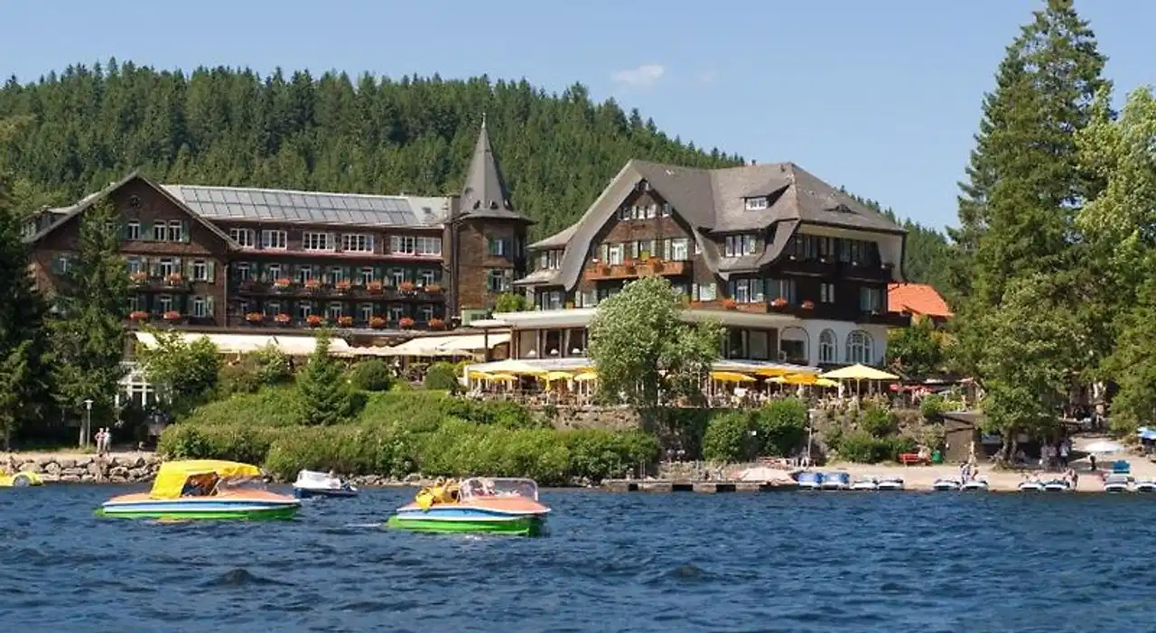 מלון היער השחור של טרשר ליד האגם