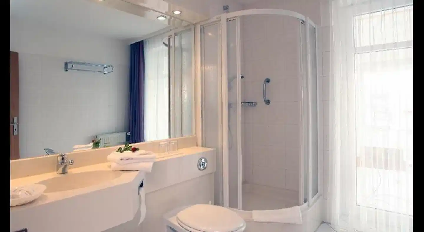 AKZENT Waldhotel Rügen Badezimmer