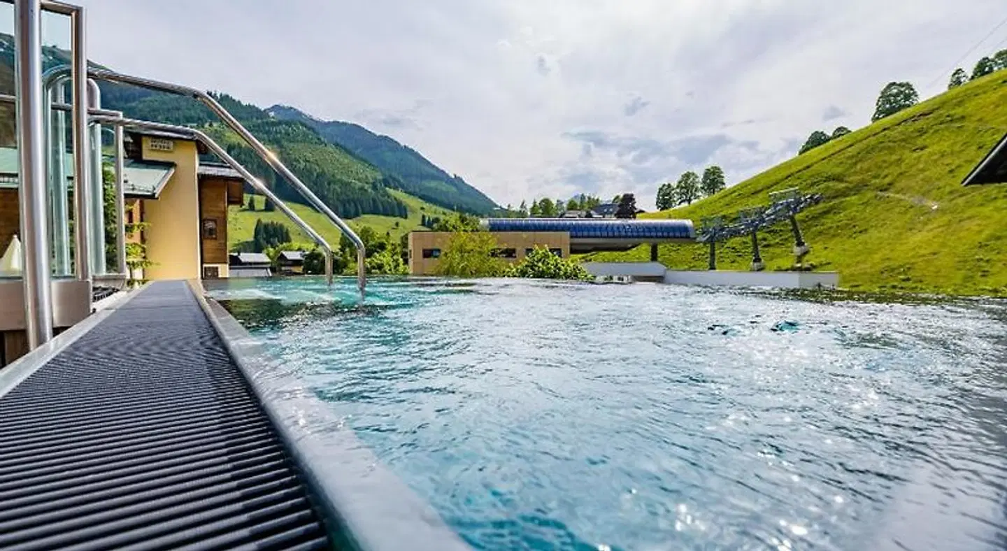 Kendler OUTDOOR_POOL