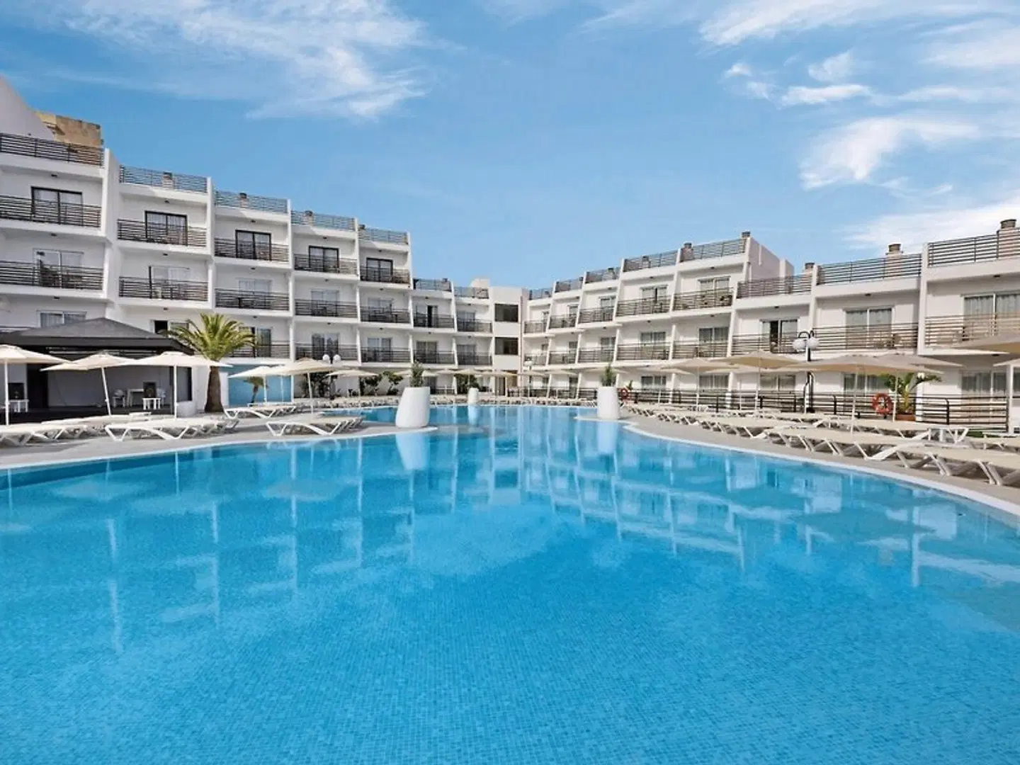 Palmanova Suites by TRH OUTDOOR_POOL