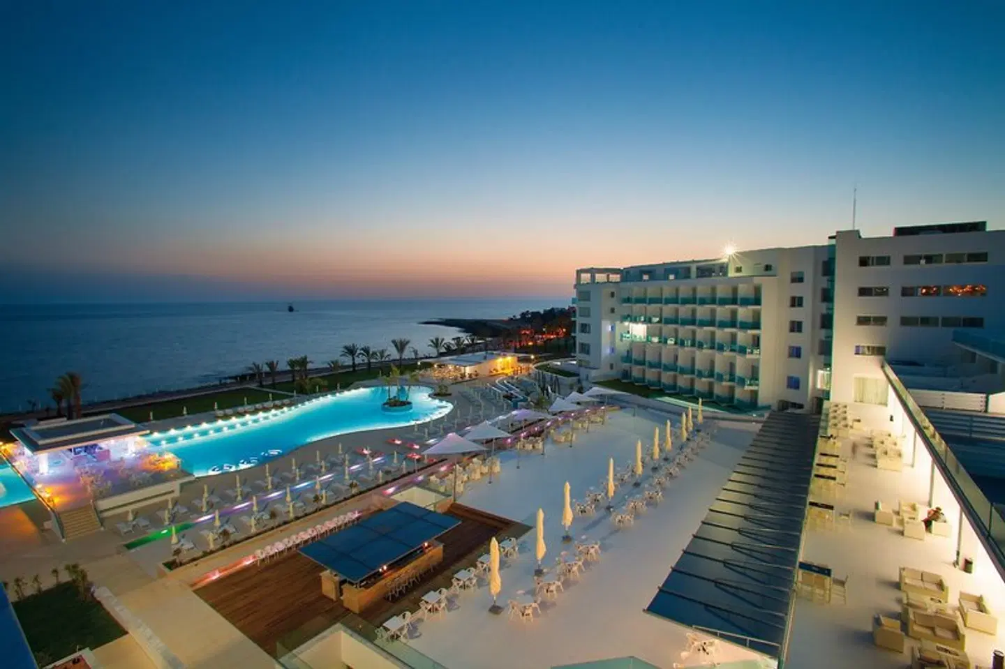 King Evelthon Beach Hotel & Resort OUTDOOR_POOL