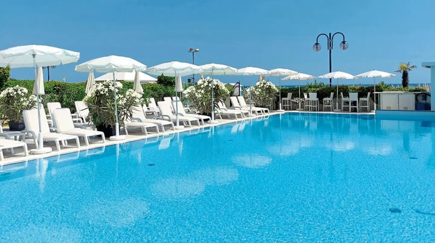 Oxford OUTDOOR_POOL