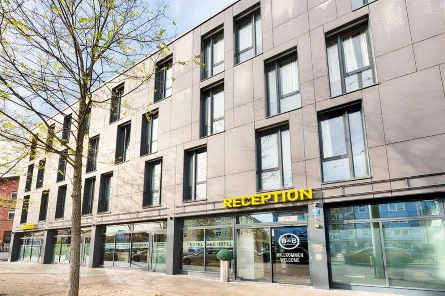 B&B Hotel München-Moosach EXTERIOR