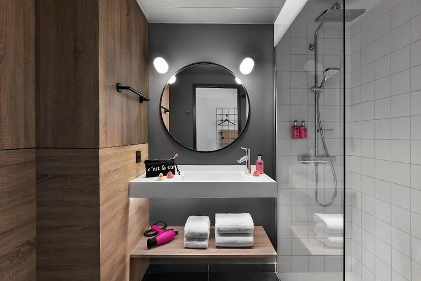 Moxy Lyon Airport Badezimmer