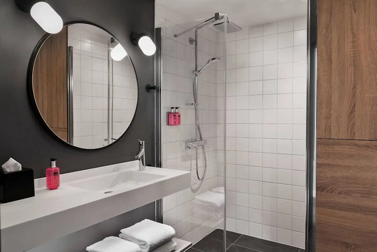 Moxy Lyon Airport Badezimmer