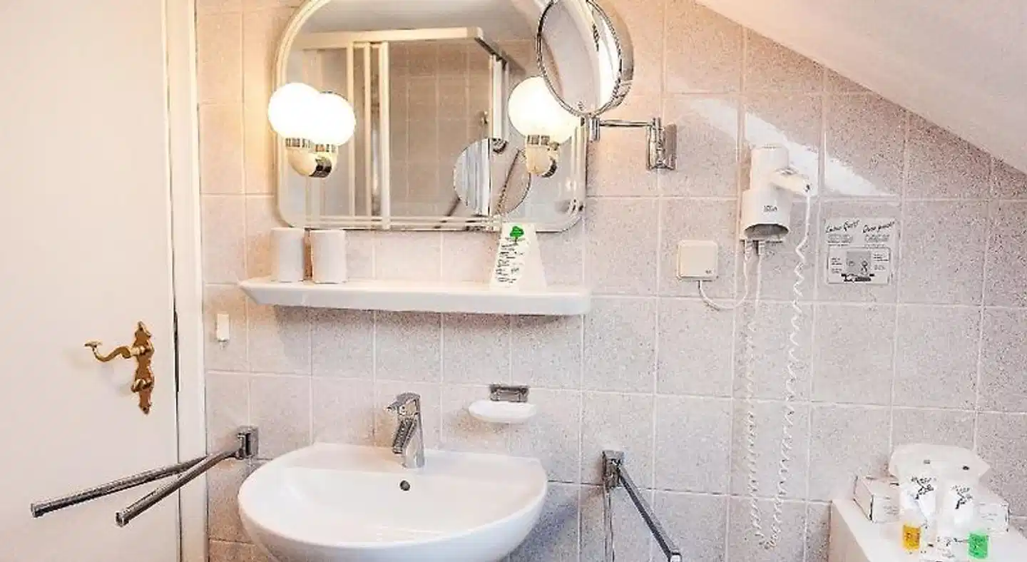 Land-gut-Hotel Bernstein Bootshaus Badezimmer