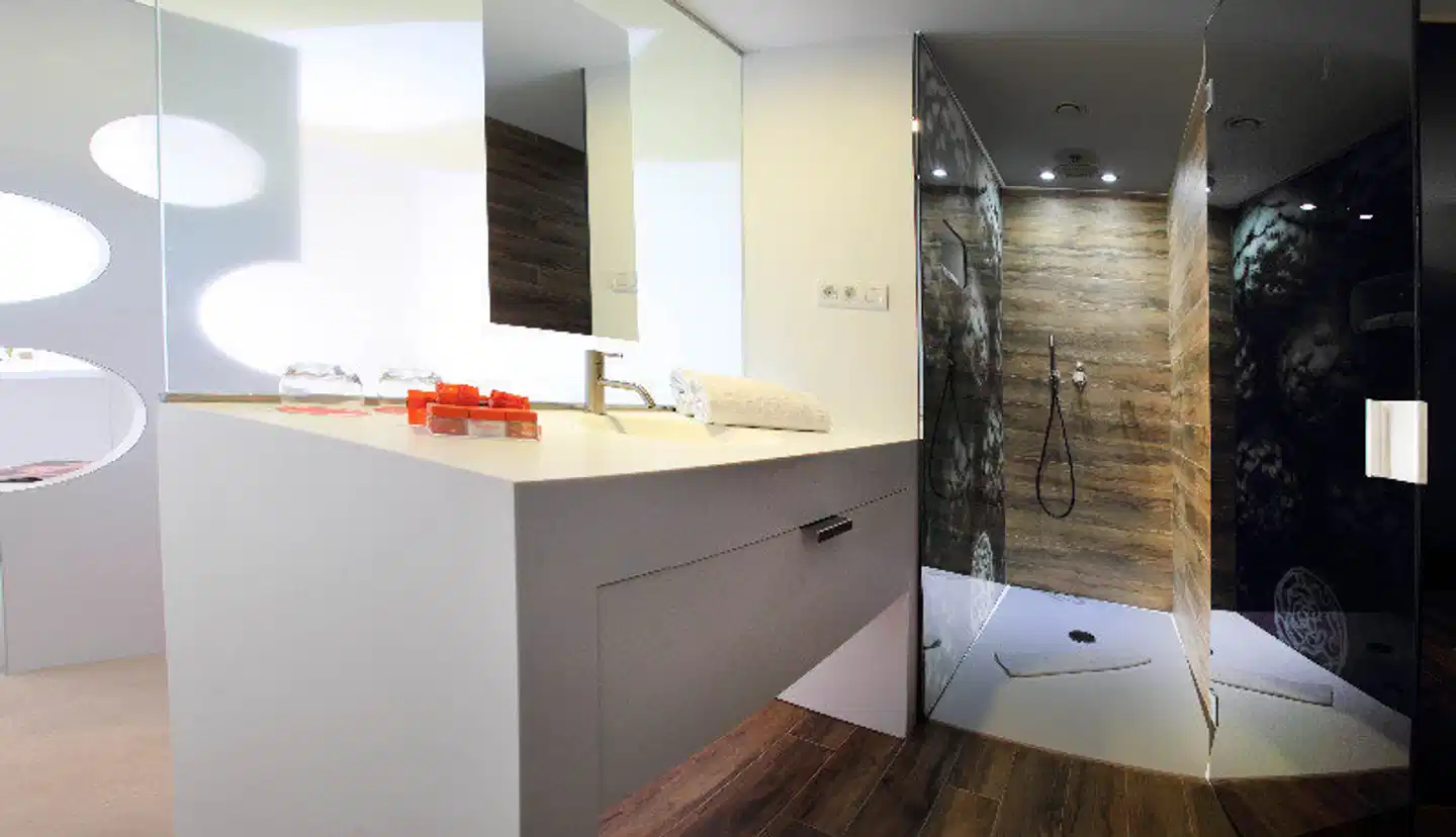 Room Mate Pau Badezimmer