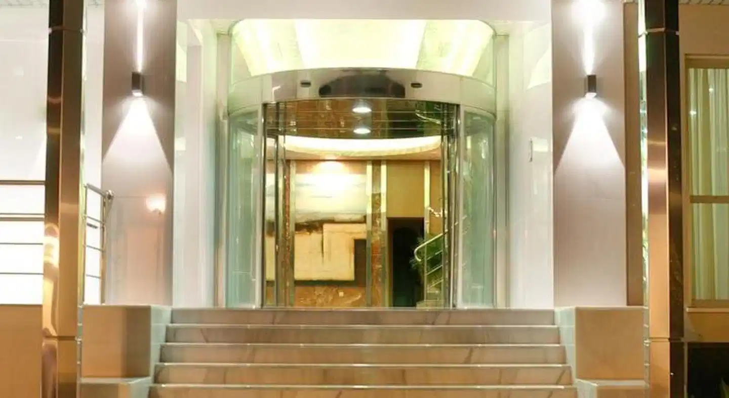 Isabel Lobby