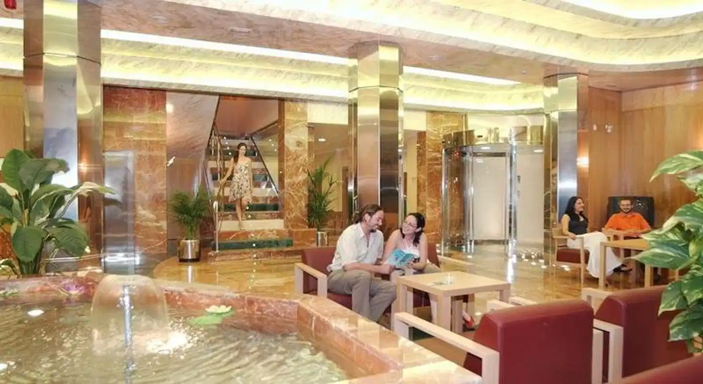 Isabel Lobby