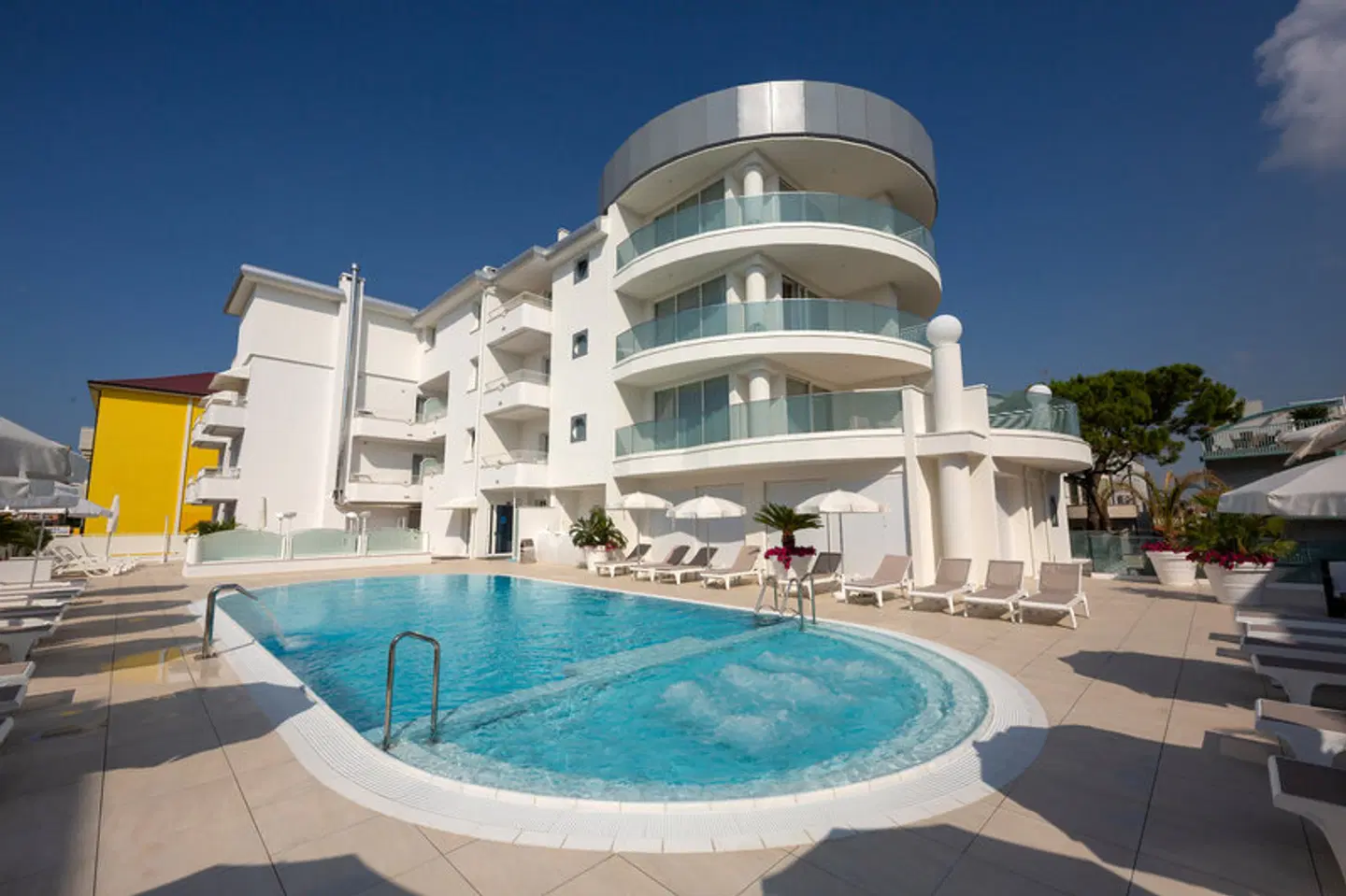 International Beach Hotel EXTERIOR