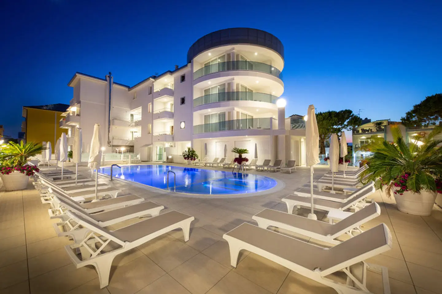International Beach Hotel EXTERIOR