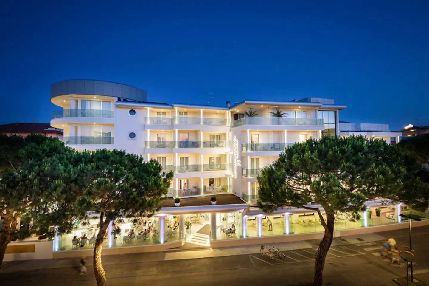International Beach Hotel EXTERIOR