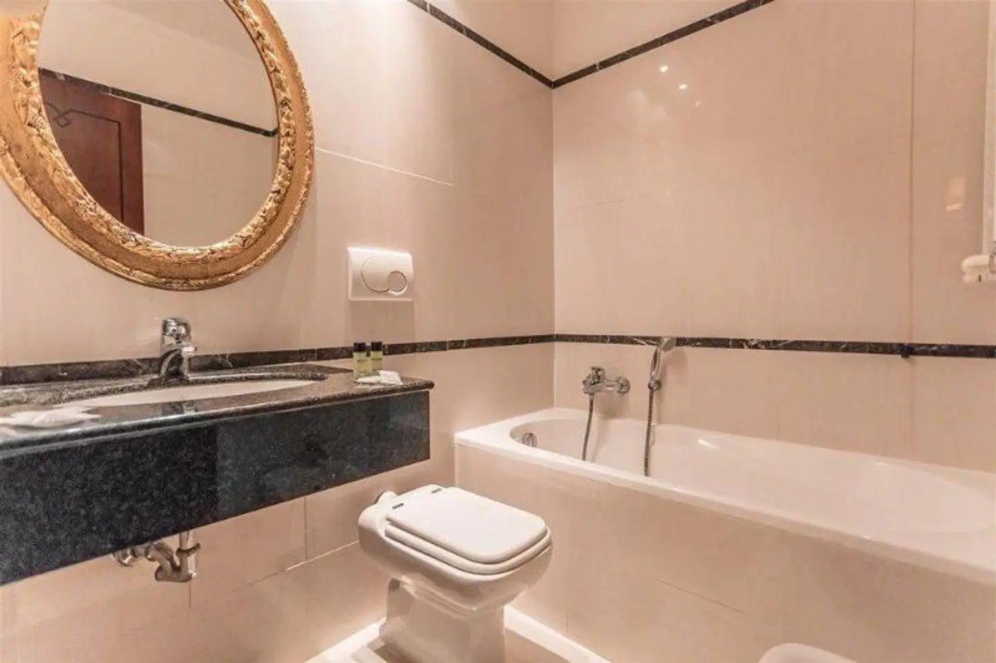 Raeli Hotel Regio Badezimmer