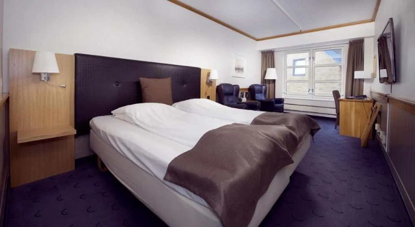 Home Hotel With ROOM_EXAMPLE
