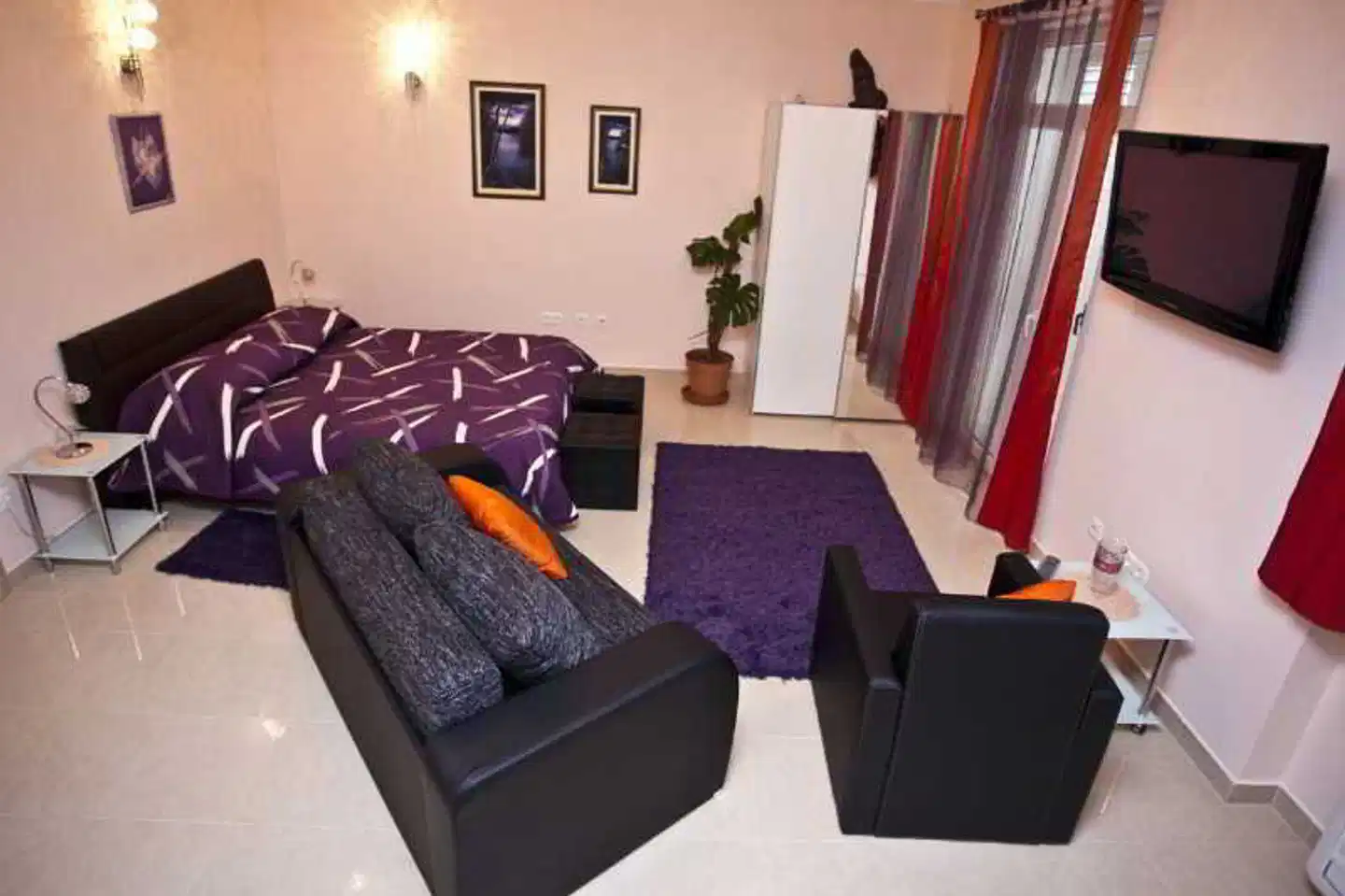 Split Apartments Lobby