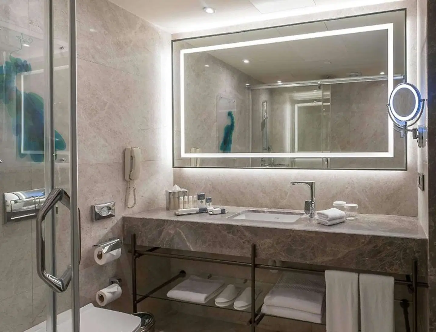 DoubleTree by Hilton Istanbul Sirkeci Badezimmer
