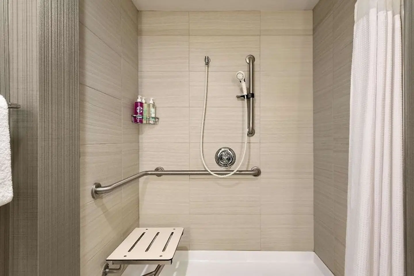 Coast Prince George Hotel by APA Badezimmer