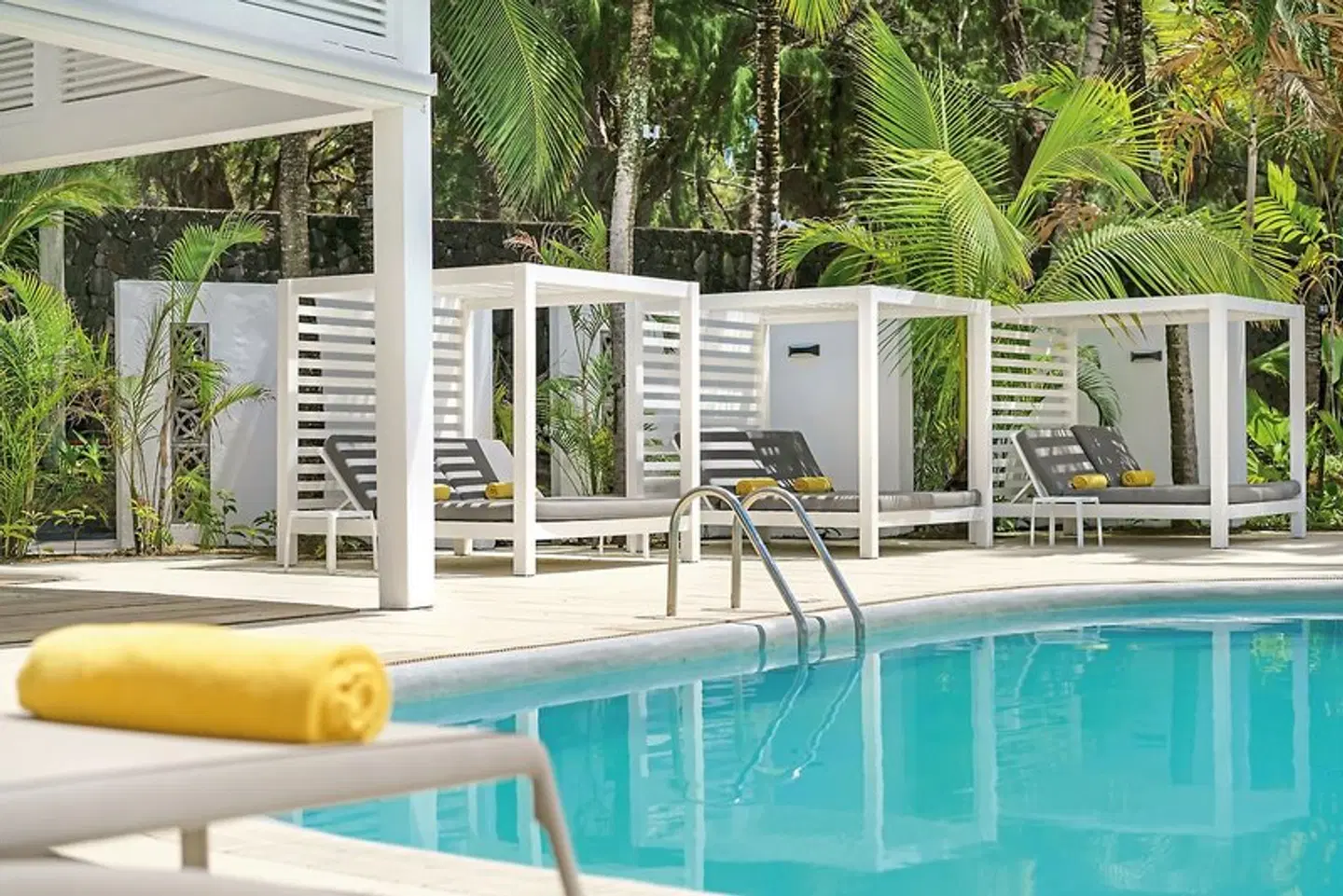 Tropical Attitude OUTDOOR_POOL