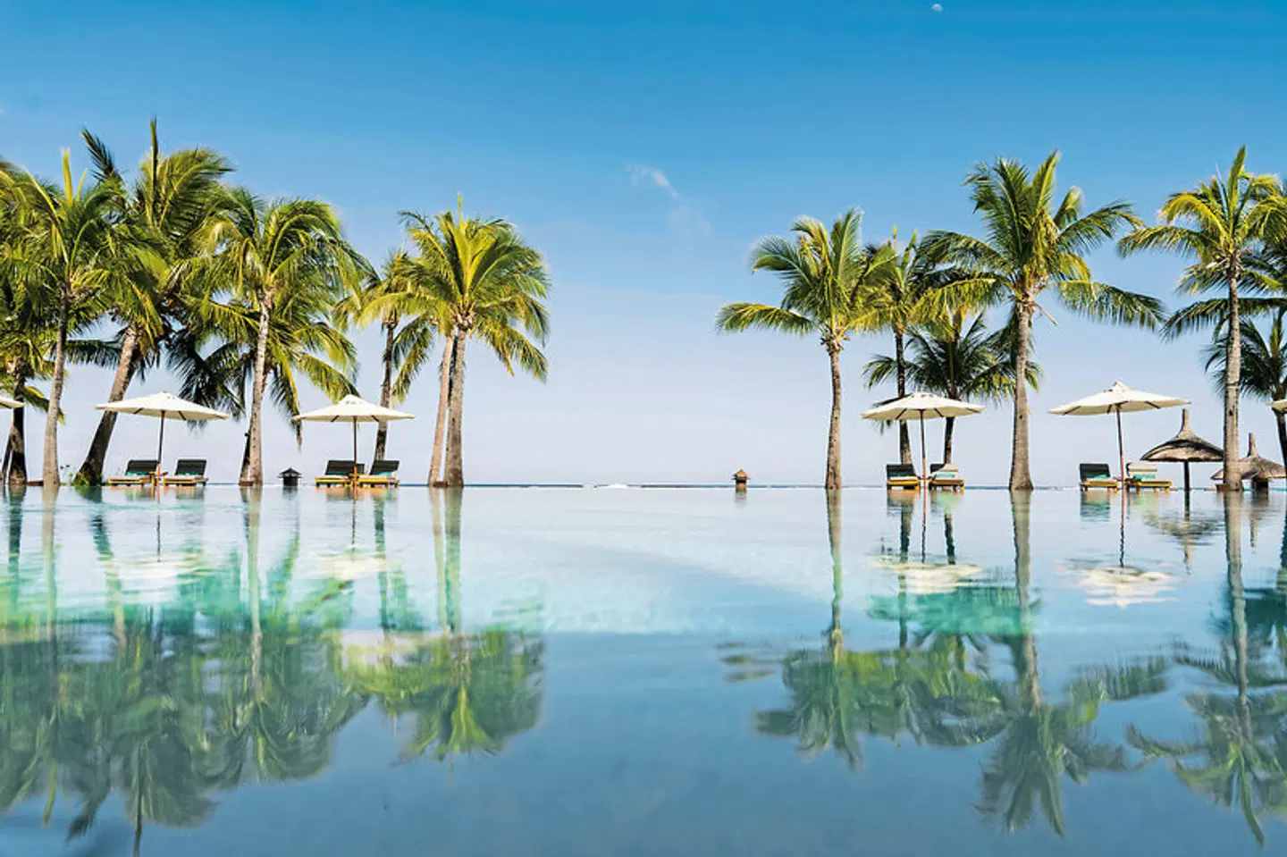 Paradis Beachcomber Golf Resort & Spa OUTDOOR_POOL