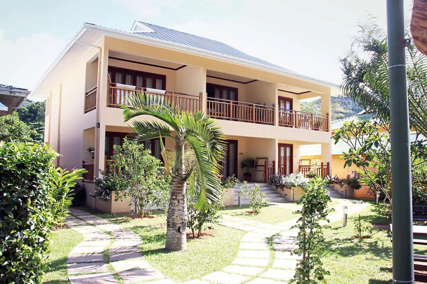 Pirogue Lodge EXTERIOR