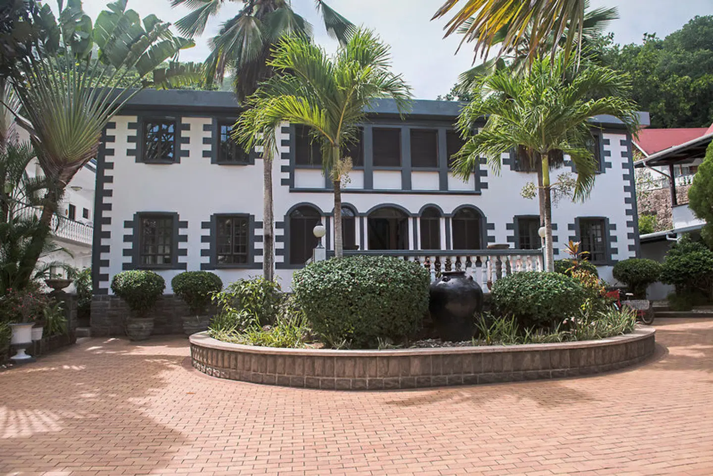 Chateau St. Cloud EXTERIOR