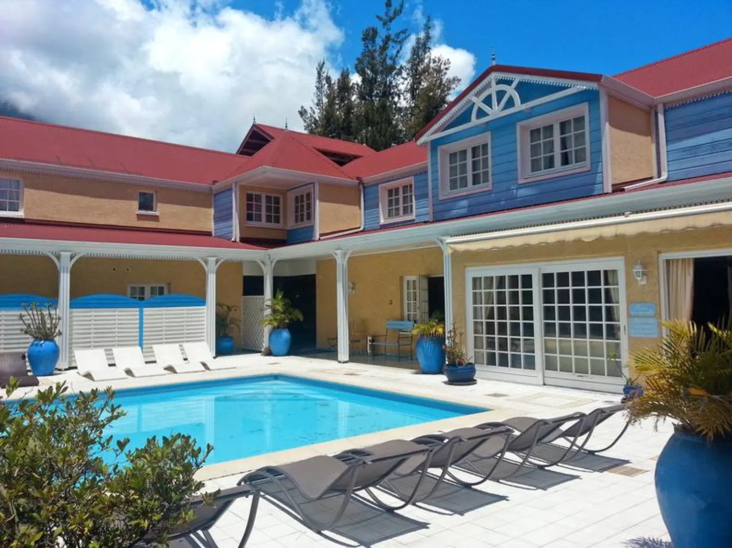 Le Cilaos OUTDOOR_POOL