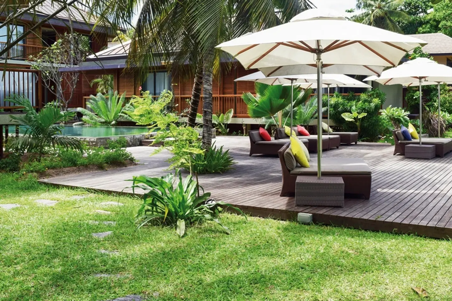 Dhevatara Beach Hotel Garten