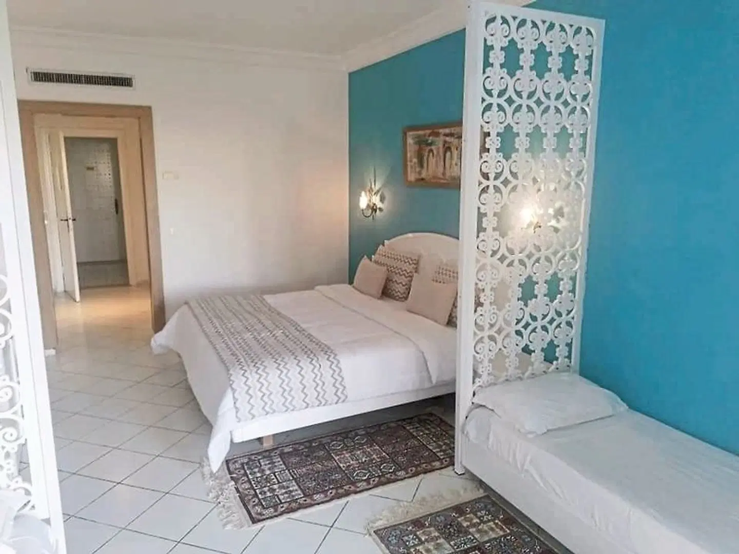 Nesrine ROOM_EXAMPLE