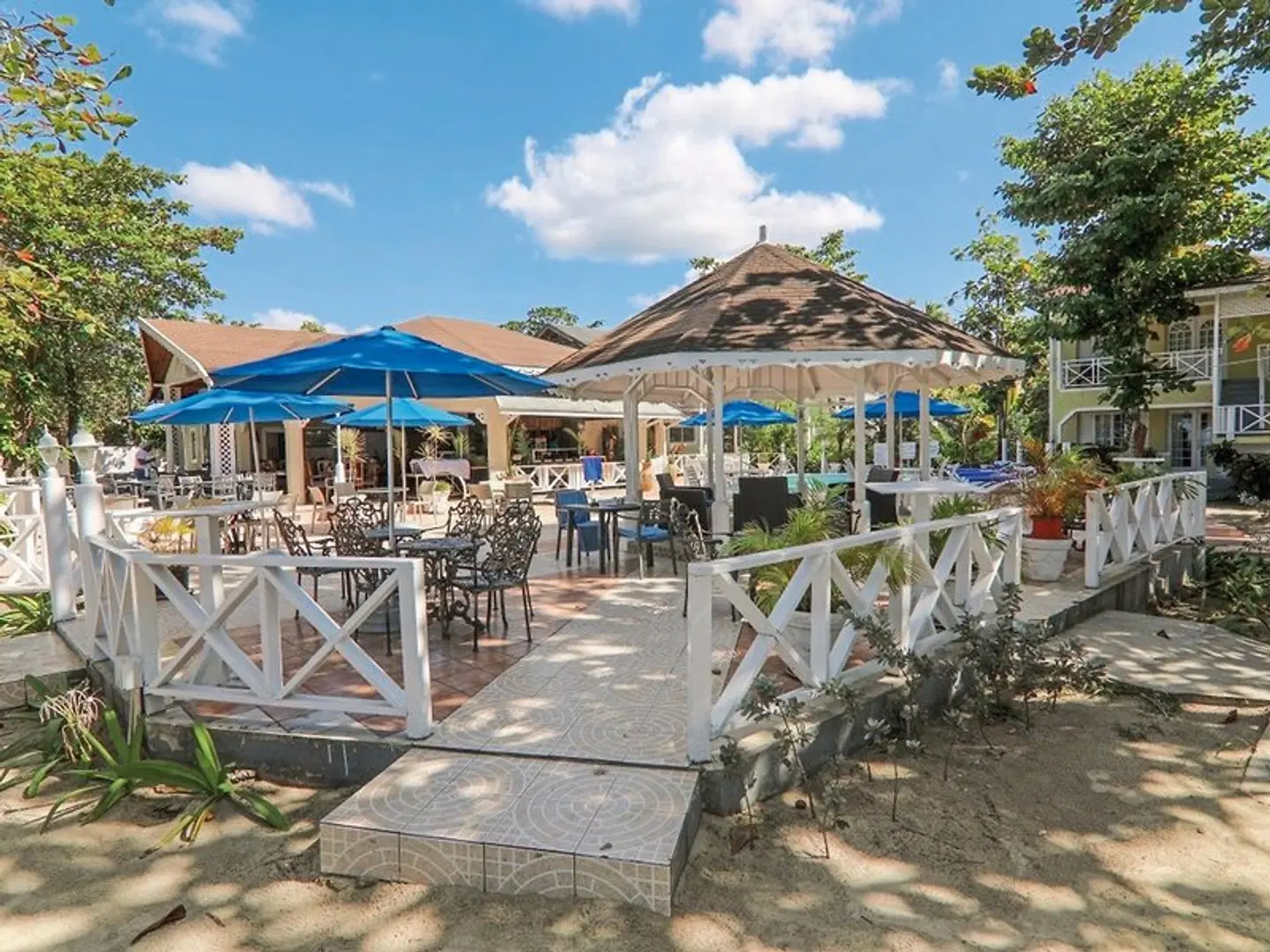Merril's Beach Resort Terrasse
