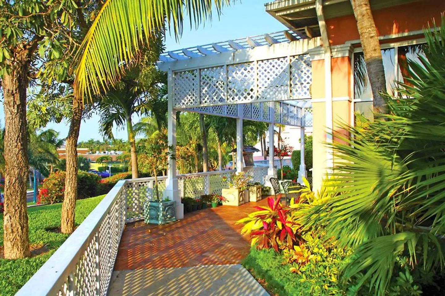 Comfort Suites Paradise Island EXTERIOR