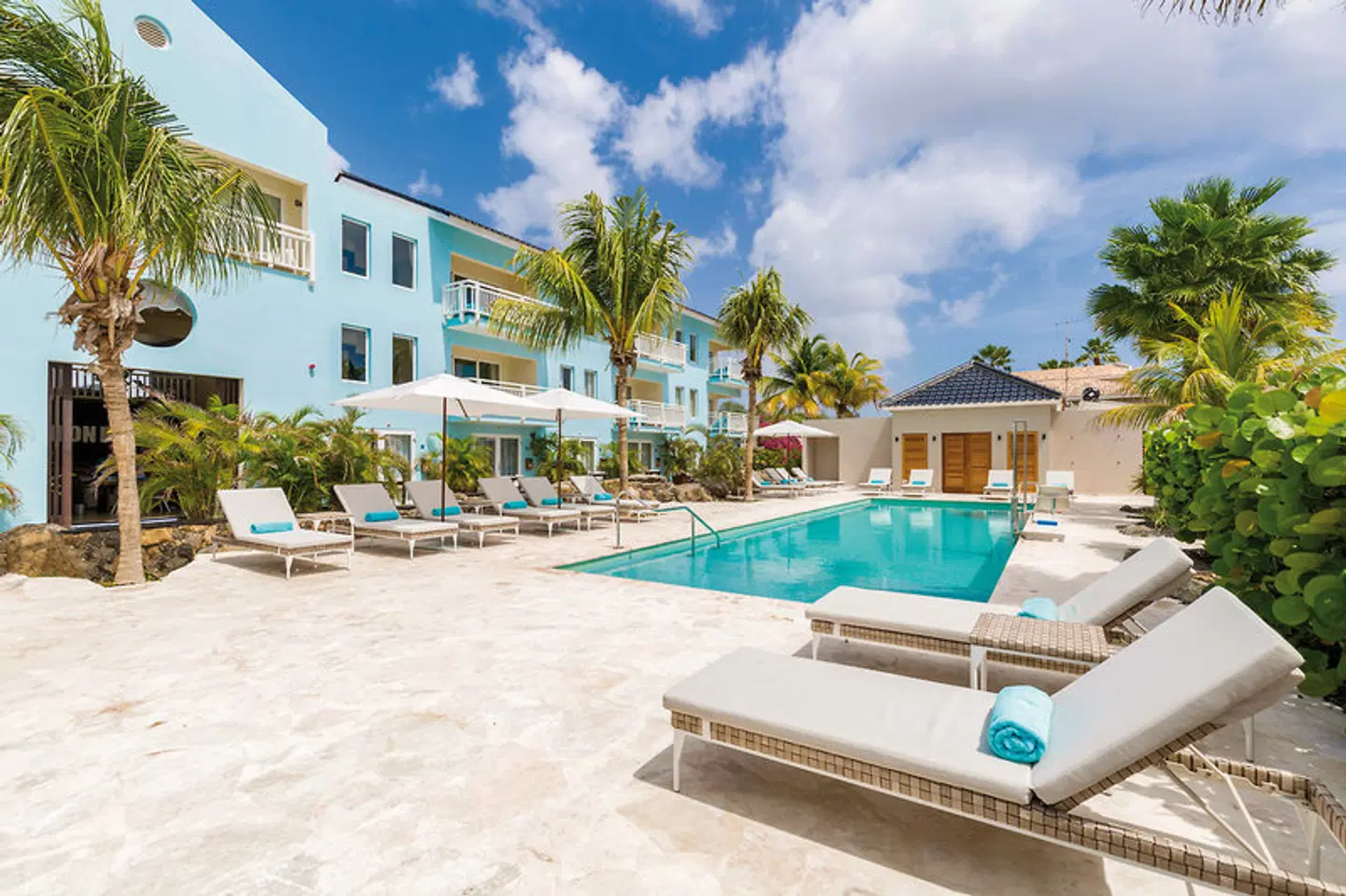 Dolphin Suites OUTDOOR_POOL