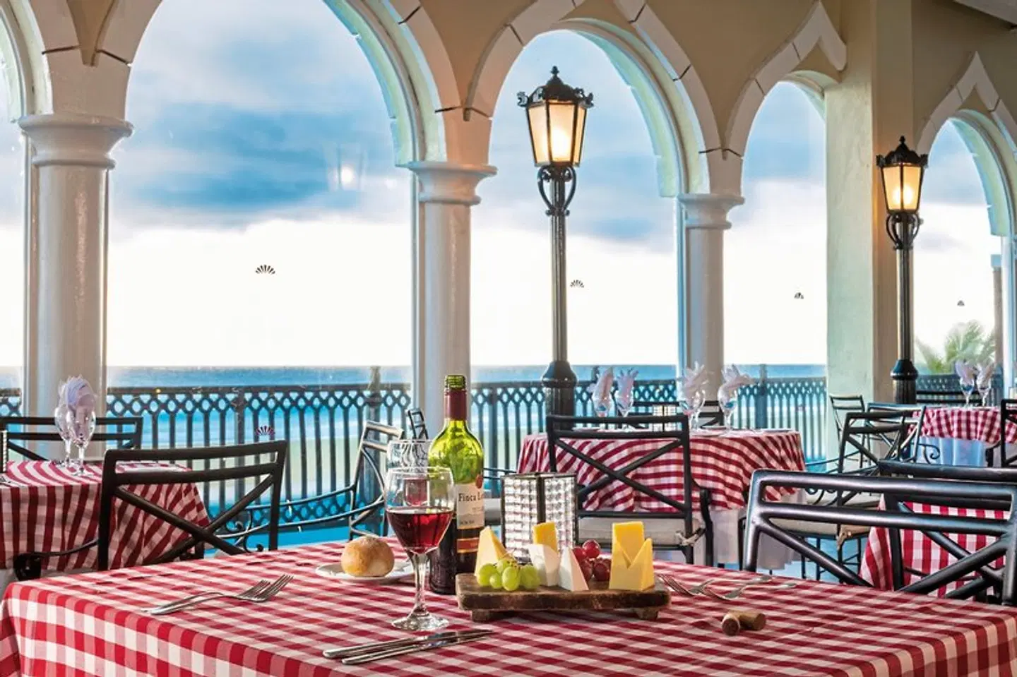 Crown Paradise Club Cancun Terrasse