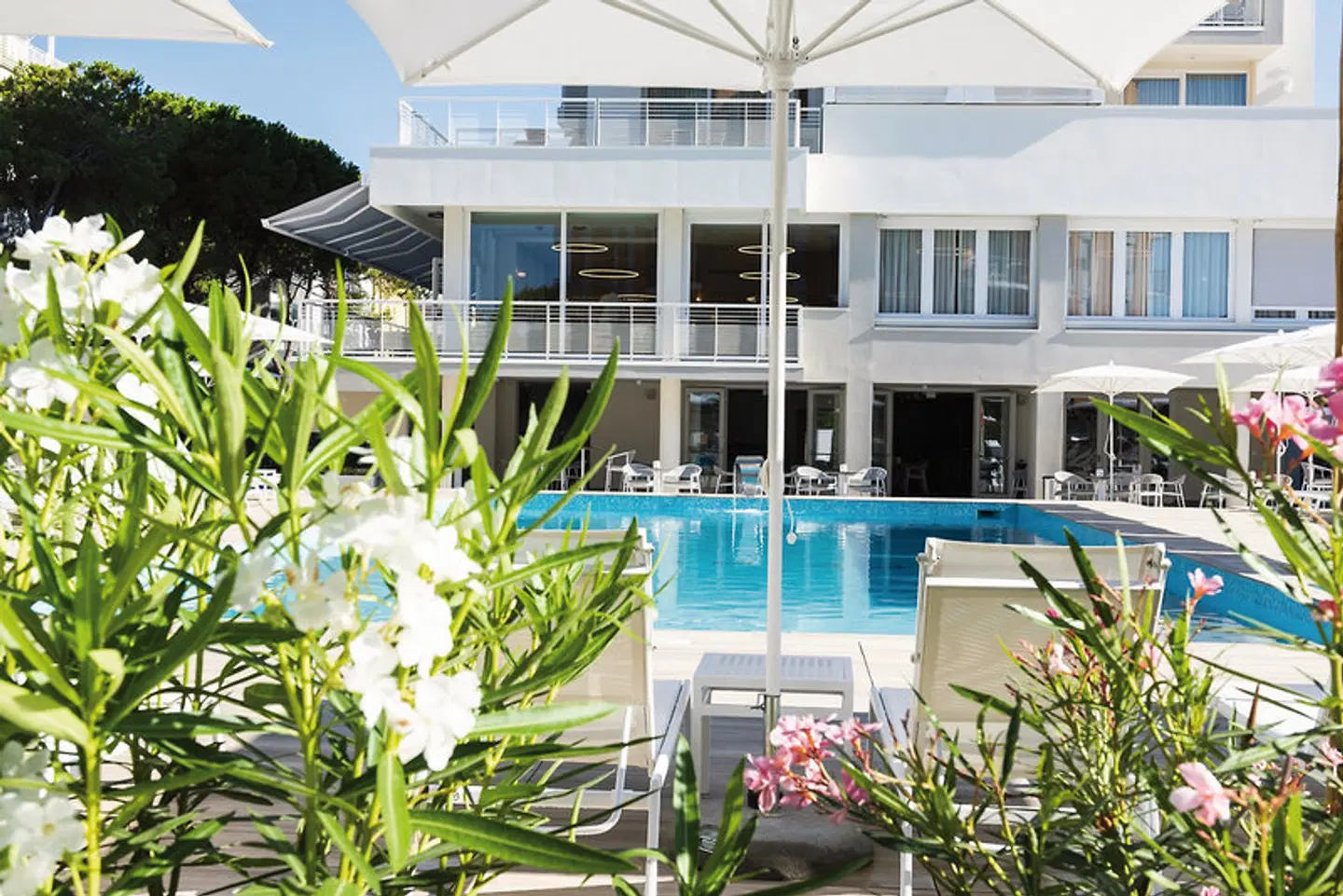 Life Hotel OUTDOOR_POOL