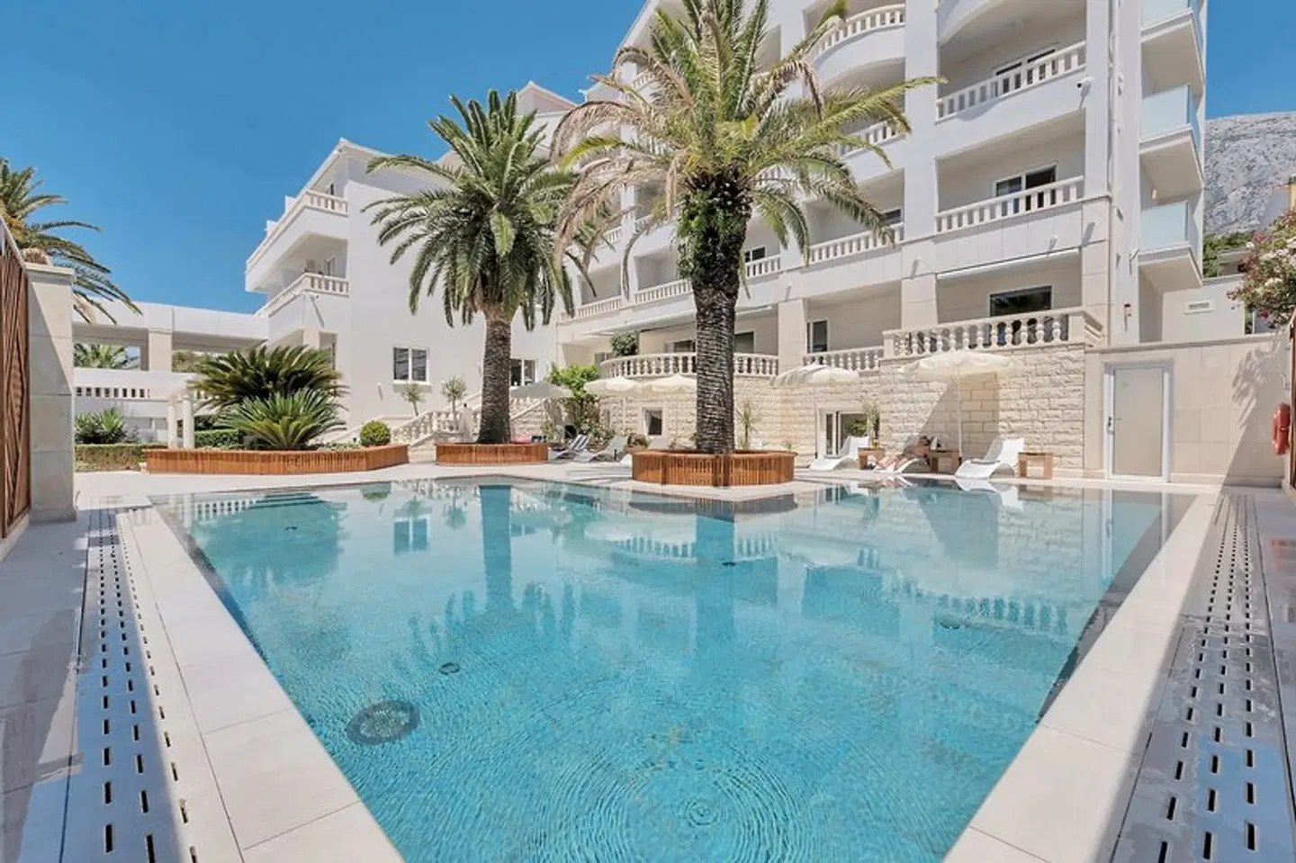 Laurentum OUTDOOR_POOL