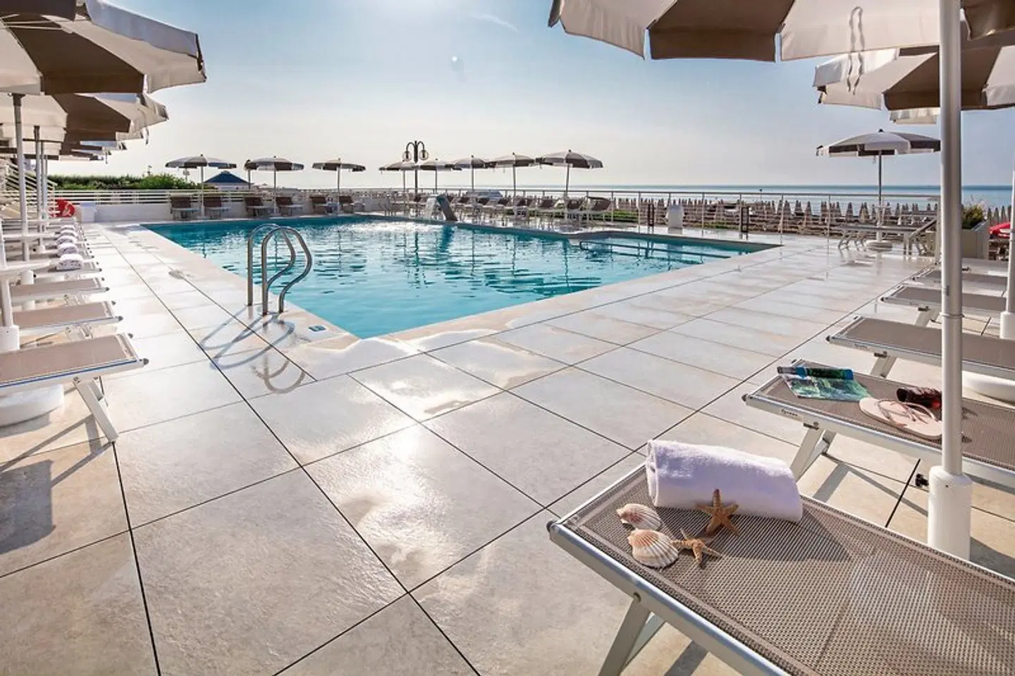 Capitol OUTDOOR_POOL