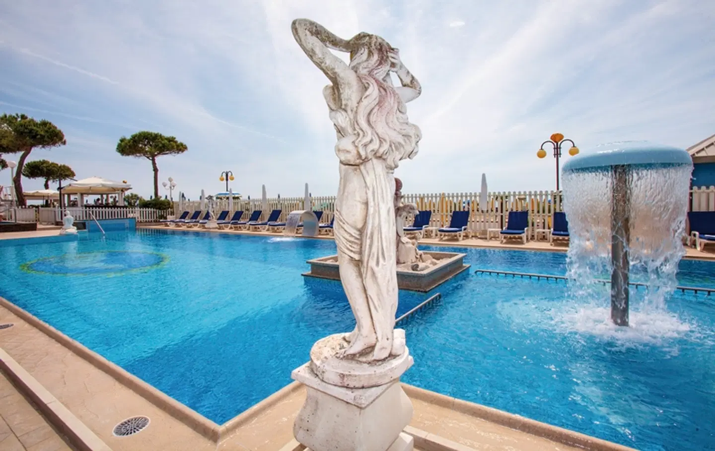 Carlton OUTDOOR_POOL