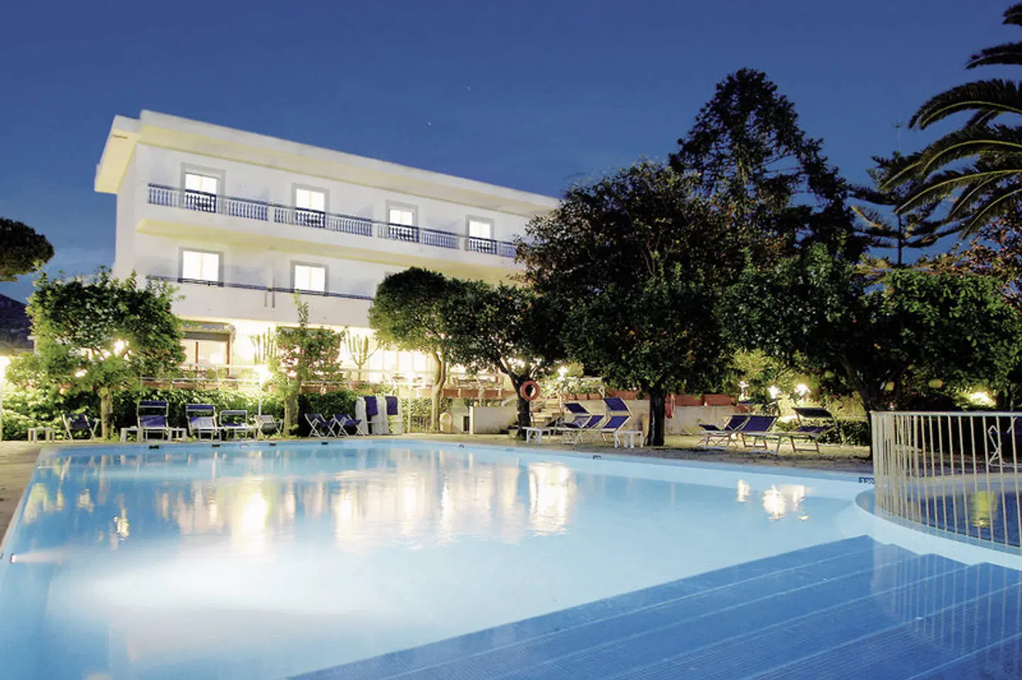 Alpha OUTDOOR_POOL