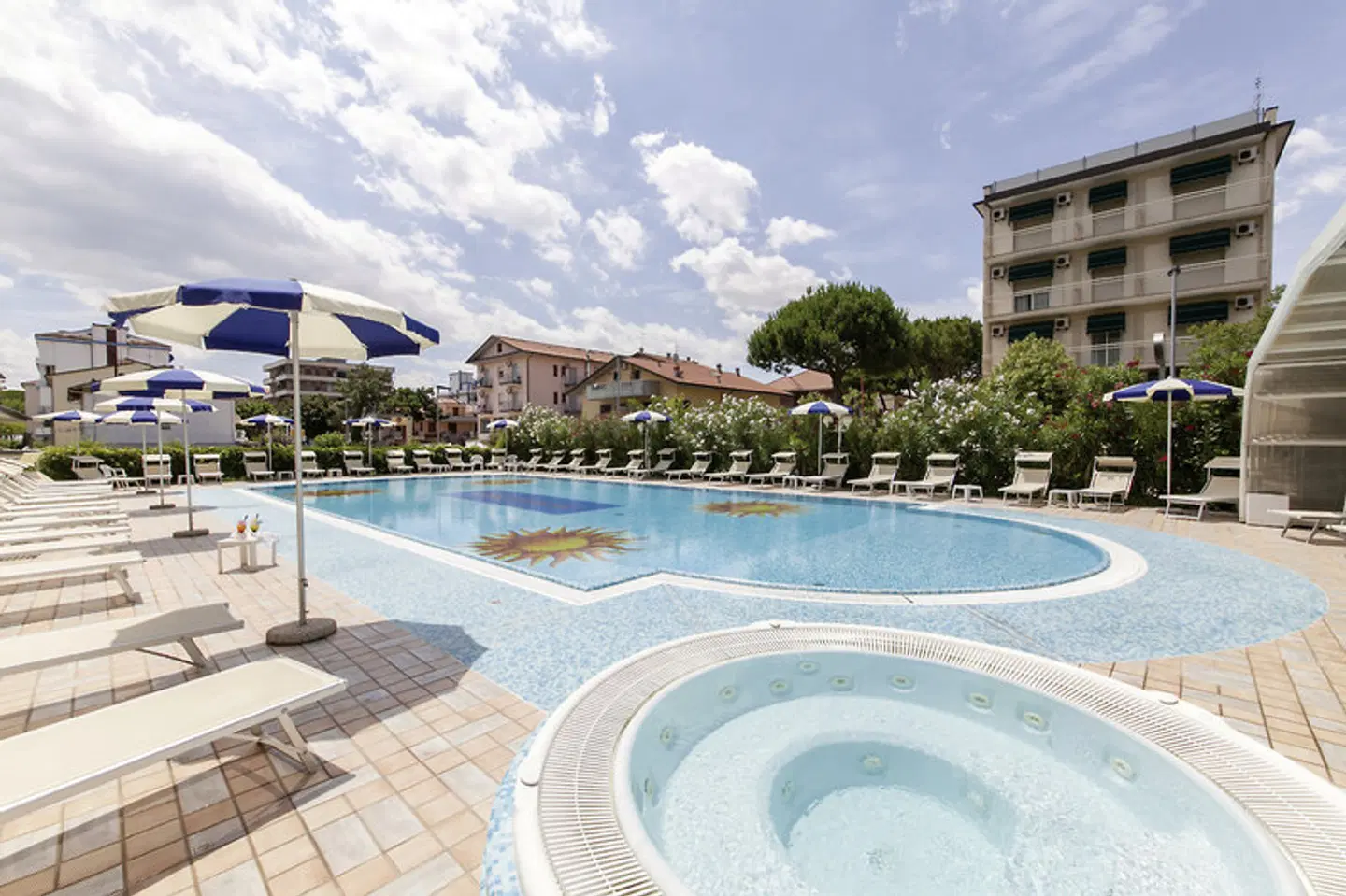 Universal OUTDOOR_POOL
