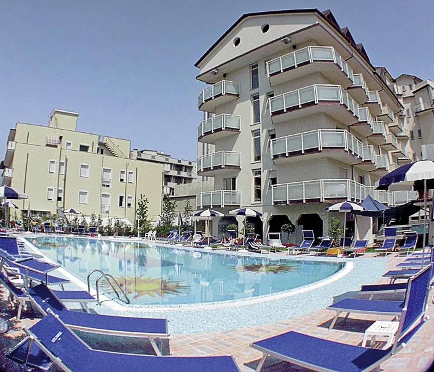 Universal OUTDOOR_POOL