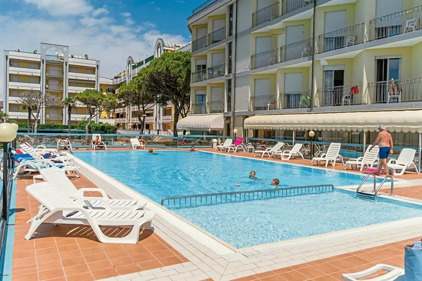 Touring OUTDOOR_POOL
