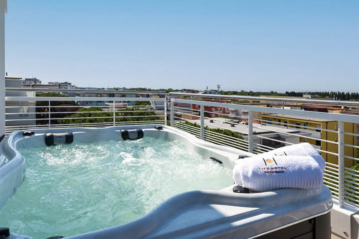 Life Hotel OUTDOOR_POOL