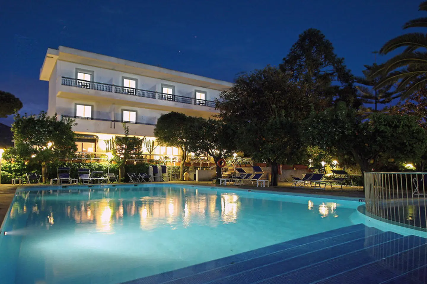 Alpha OUTDOOR_POOL