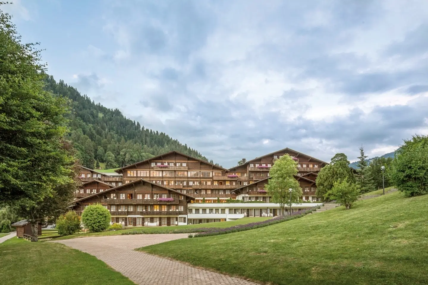 HUUS Gstaad Hotel EXTERIOR